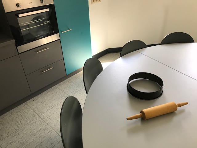Wir backen Waffeln mit heißen Kirschen