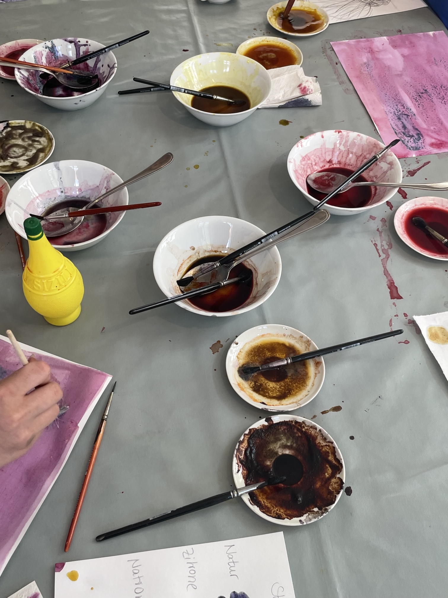 Farben zum Malen selbstgemacht – Workshop mit Gebärdensprachdolmetscherin (ab 8 Jahren)